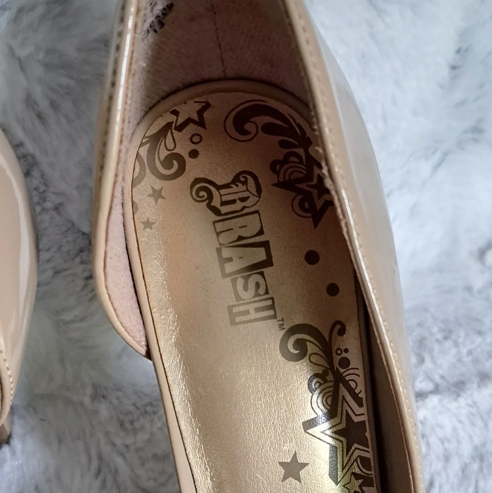 Brash nude color pointy toe 3.5in heel. Size 8.5.